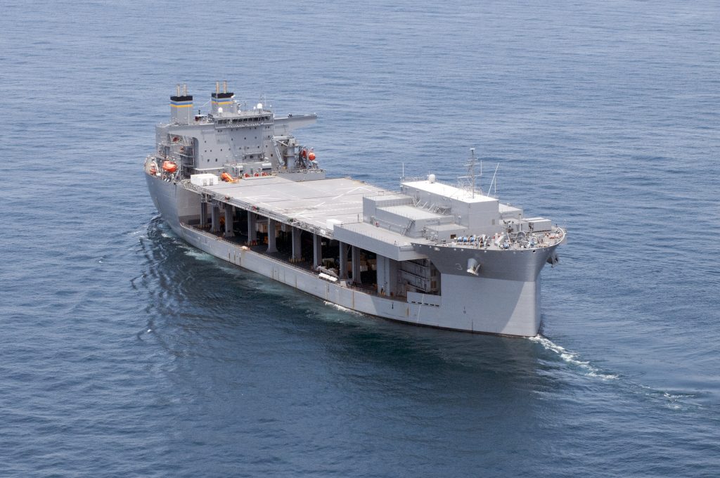 La comisión de nuevos tipos de buques como el USNS Lewis B. Puller (T-ESB 3) es un primer paso para librarse de la dependencia de las bases aeronavales en el extranjero. Foto - US Navy