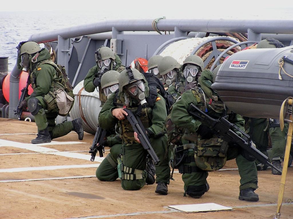 Los infantes de marina aprovechan la cubierta de los buques de la Armada Española como escenario para sus prácticas. Foto - Armada Española