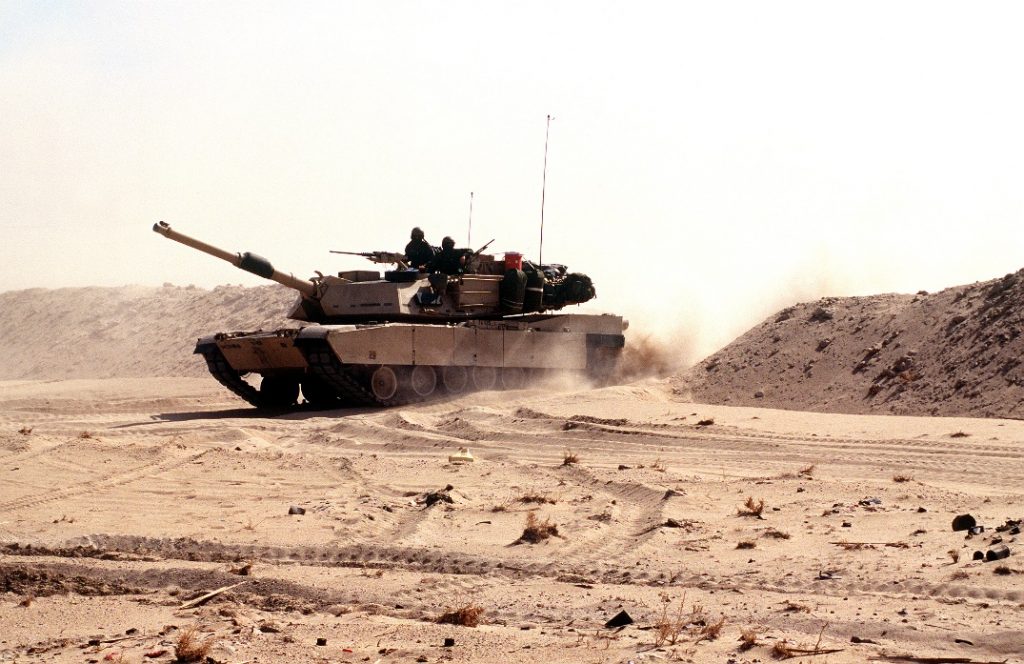 Uno de los carros M1A1 del Grupo “Cougar”, tras franquear el terraplén en la frontera norte de Arabia Saudí el 23 de febrero de 1991Uno de los carros M1A1 del Grupo “Cougar”, tras franquear el terraplén en la frontera norte de Arabia Saudí el 23 de febrero de 1991