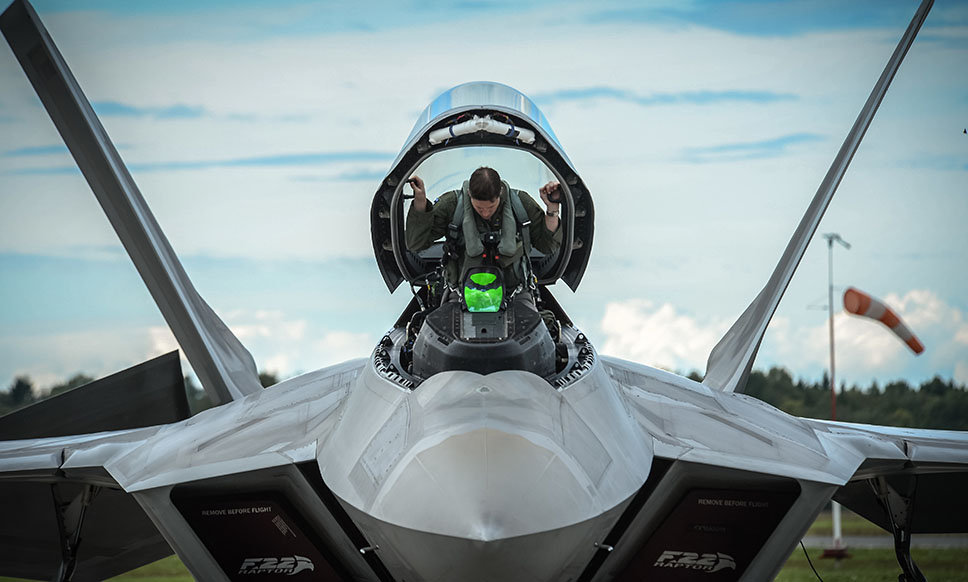 A pesar de llevar en servicio dos décadas, el F-22A Raptor continúa luciendo más moderno que la mayor parte de sus competidores, desarrollados mucho más tarde, como el J-20 o cuyo desarrollo está sufriendo tantos retrasos que han perdido buena parte de su sentido inicial