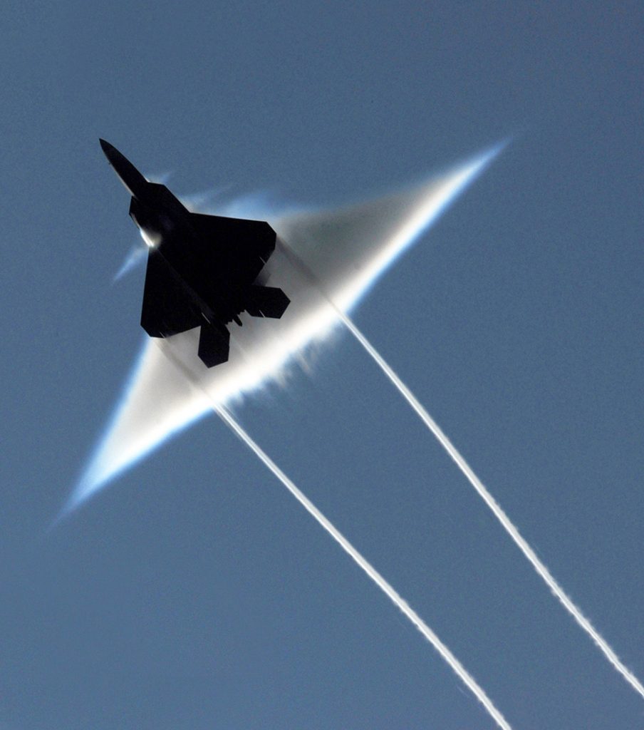 Una de las características que se consideran fundamentales para un cazabombardero de 5ª generación es la capacidad de realizar supercrucero sin post-combustión. En la imagen, un F-22A Raptor rompiendo la barrera del sonido