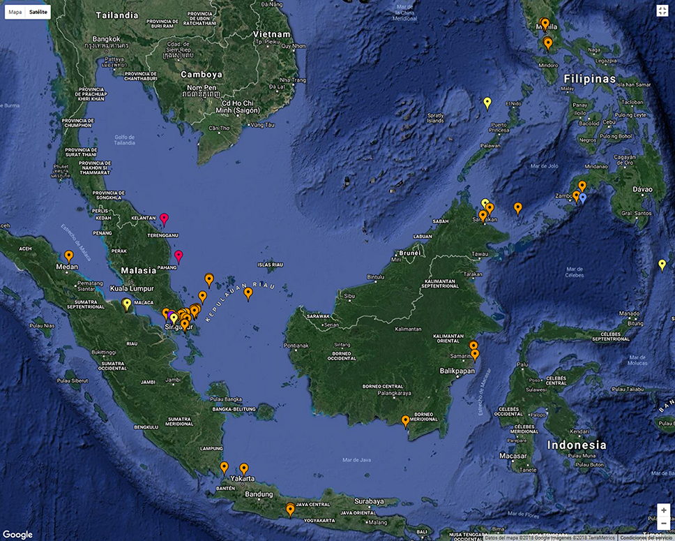 Localización de incidentes de piratería y robo a mano armada en el Sudeste asiático en 2017. En recuadro ampliado, incidentes en el área de Singapur. En rojo aparecen los secuestros. En naranja, los abordajes. En amarillo, los intentos fallidos. En azul, los casos en que se produjeron disparos. Y en morado las aproximaciones sospechosas