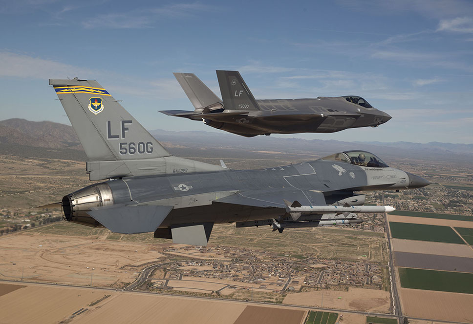 El F-35, ligero y monomotor, es el heredero directo del F-16, por más que su coste, todavía prohibitivo, haga pensar lo contrario. Foto - USAF