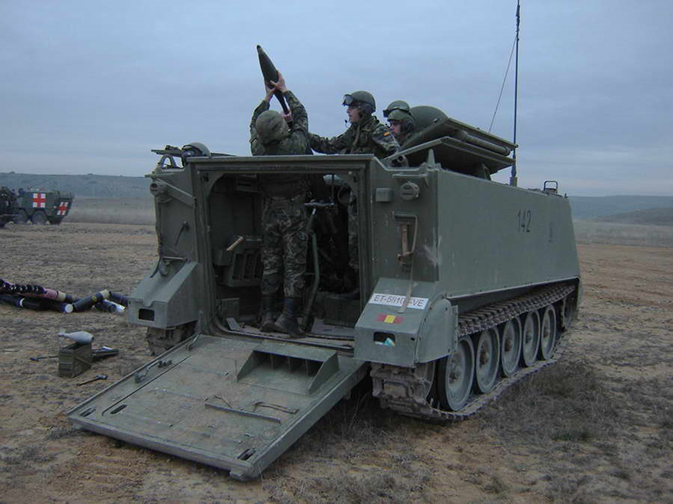 TOA (Transporte Oruga Acorazado) portamortero de 120mm del Ejército de Tierra listo para hacer fuego