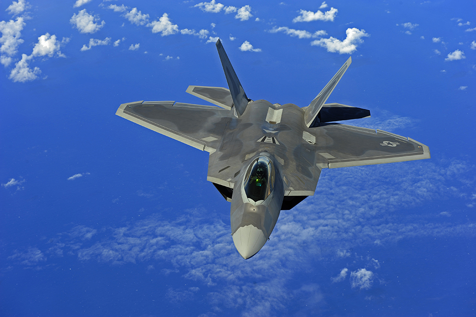 F-22A Raptor volando sobre el Pacífico. Durante años se ha presionado sin éxito para reabrir la línea de producción, a pesar de que el coste resultaría prohibitivo