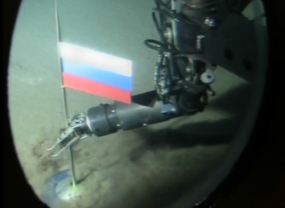 Momento en el que un robot ruso pone la bandera del país en el lecho submarino Ártico