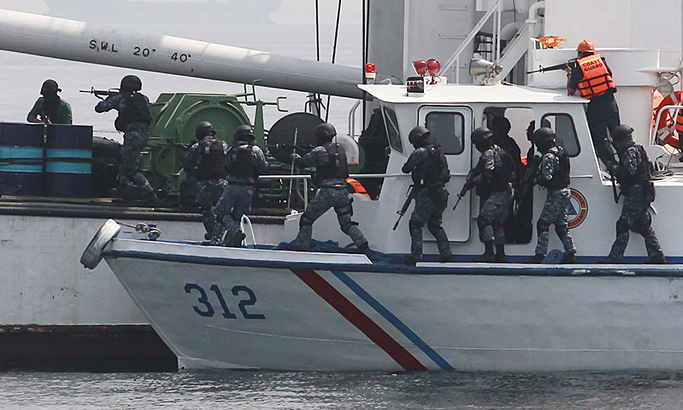 El fortalecimiento de las guardias costeras, los ejercicios constantes y el establecimiento de patrullas conjuntas ha sido clave en la reducción de los actos de piratería que se ha venido dando en los últimos años en el Sudeste Asiático