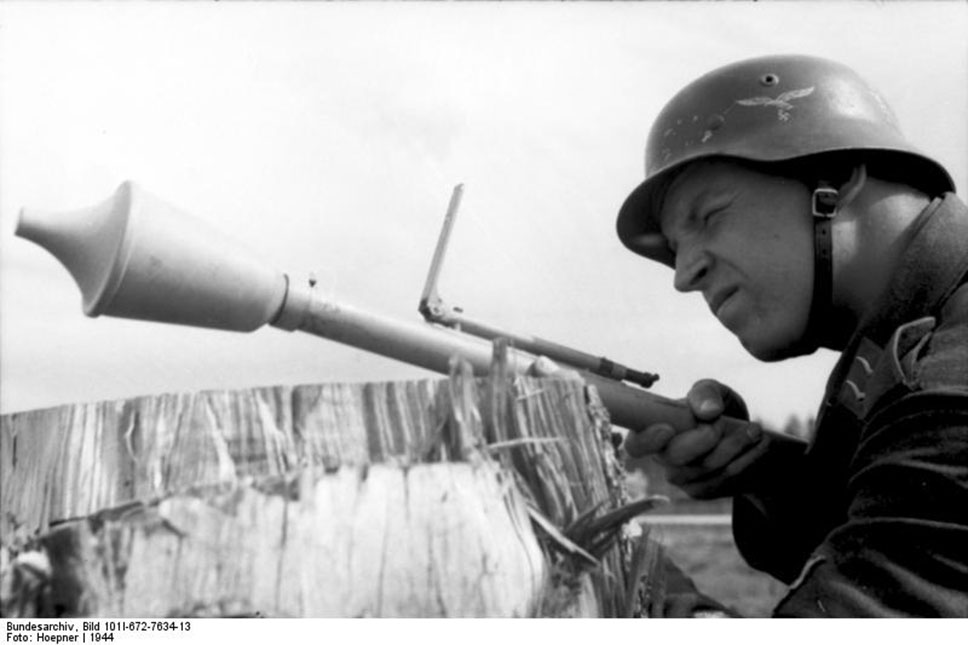 El “Panzerfaust” alemán fue el primer lanzagranadas desechable del mundo, siendo el padre de los actuales modelos alemanes, así como del “RPG-2” y versiones posteriores.