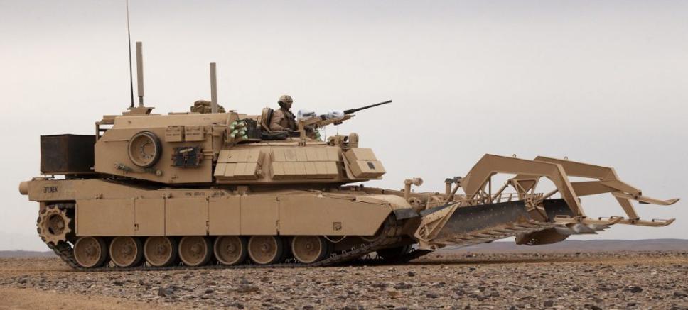 M1A1 Abrams modificado para desminado de caminos