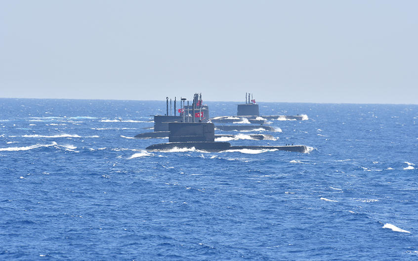 Un barco en el mar

Descripción generada automáticamente