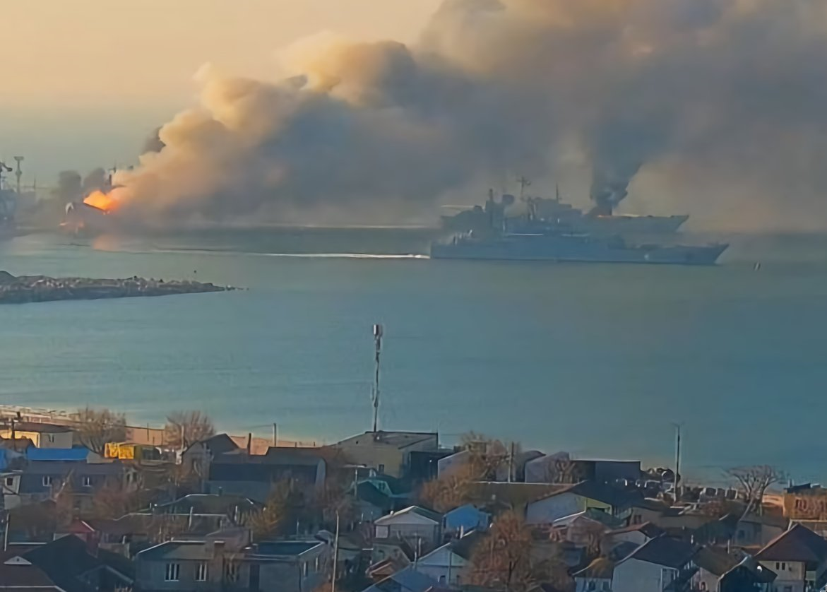 Бердянск новости сегодня. Затопленный корабль в Бердянске. Бердянск военный корабль уничтожен. В Бердянске затопили корабль. Бердянск война.