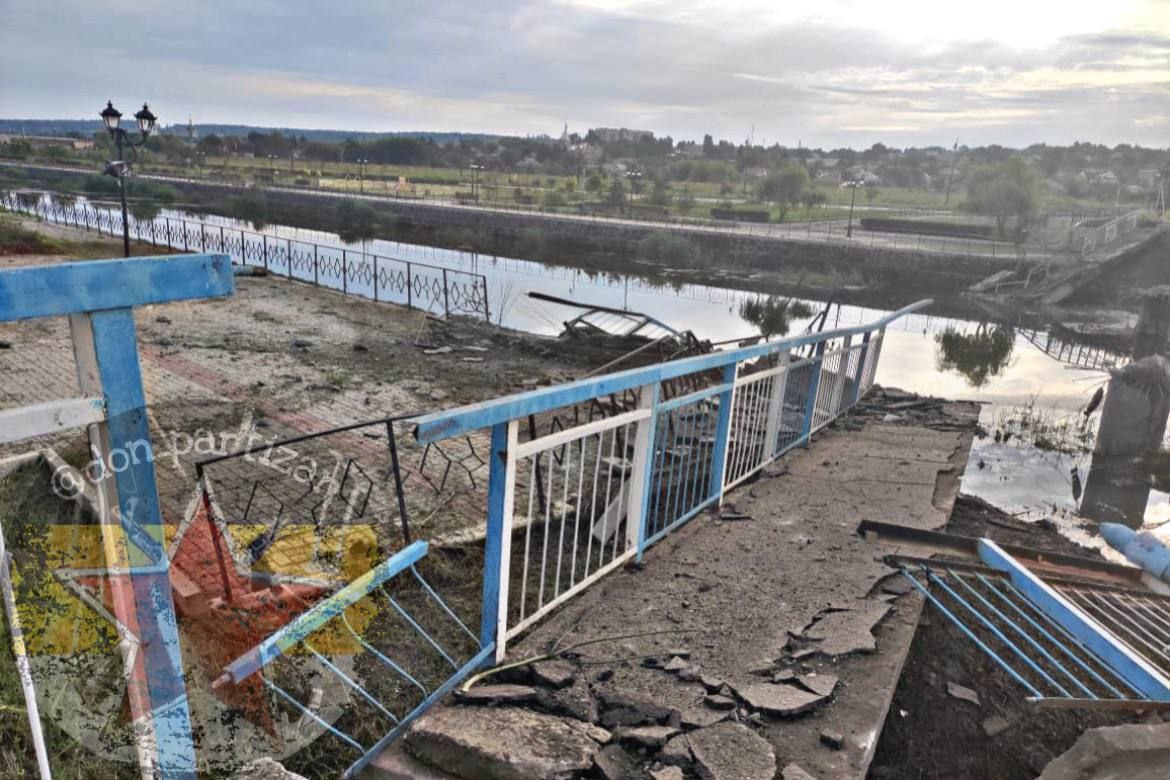 Нашелся бахмутов. Пешеходный мост. Мост Артемовск. Мост в городе. Бахмут мост.