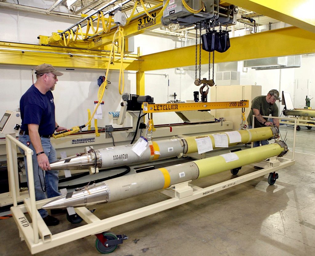 Munición Guided Multiple Launch Rocket Systems (GMLRS) en el depósito de municiones Letterkenny, en Chambersburg, Pennsylvania. Fuente - US Army.