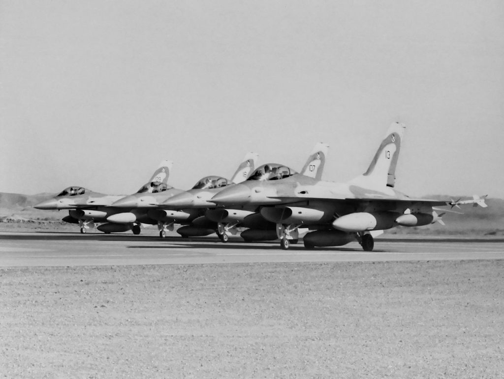 Un cuarteto de General Dynamics (por entonces aún no era parte de Lockheed) F-16A Netz del 117th Sqn momentos antes de despegar con objeto de atacar la central nuclear que Iraq estaba construyendo en Osirak el 7 de julio de 1981.