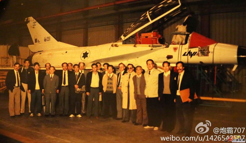 De poca calidad, pero ambas imágenes muestran la visita de la delegación china a las instalaciones de IAI. En la Foto 24 aparece Song Wencong, diseñador jefe del Chengdu J-10 (el 4º por la derecha).