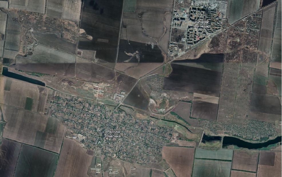 Vista desde satélite de las localidades de Pavlivka y Vuhledar, separadas por apenas 4 km, así como del río Kashlahach a su paso entre ambas. Fuente - Google Maps.