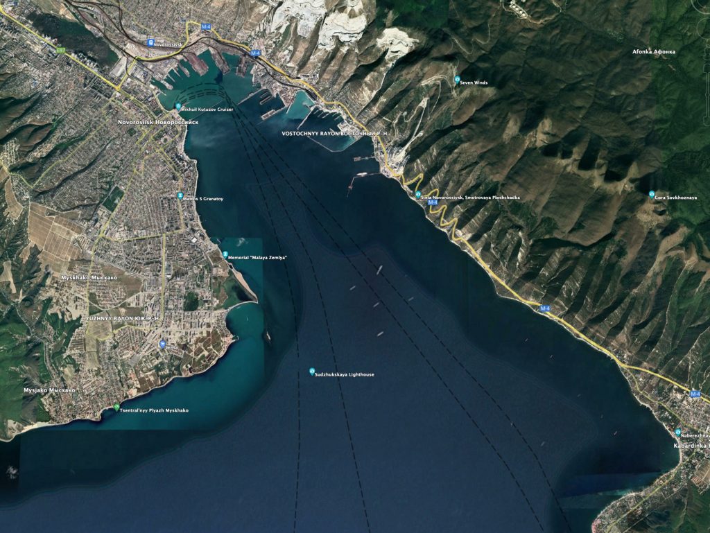 Vista por satélite de la base naval de Novorosissiysk. Como puede apreciarse, en un día cualquiera son varios los buques atracados en la misma, lejos de la protección que ofrecen las instalaciones portuarias. Fuente - Google Earth.