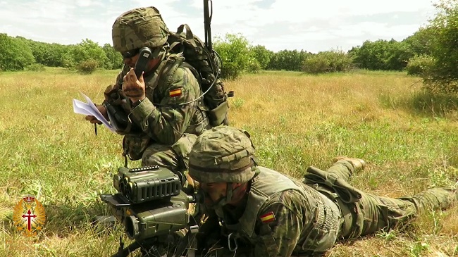 Equipo de observadores del ejército de tierra sobre el terreno, el papel de los destacamentos de enlace y sus observadores es fundamental para coordinar el fuego artillero con la maniobra. Fuente - Ejército de Tierra.