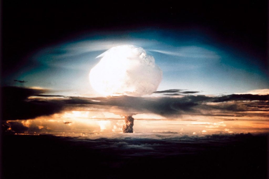 Prueba nuclear "MIKE". Con las armas nucleares, se alcanza un extremo en cuanto a capacidades cinéticas que, en cierto modo, marca el final de la Revolución Militar de la Cinética obligando a buscar otros caminos, pues la guerra se hacía impensable en estos términos. De ahí los esfuerzos estadounidenses por enfocarse en la tecnología, la miniaturización, las comunicaciones o las armas de precisión mediante la Second Offset Strategy, uno de los mayores impulsos a la actual Revolución Militar de la Información. Fuente - Atomicarchive.com.