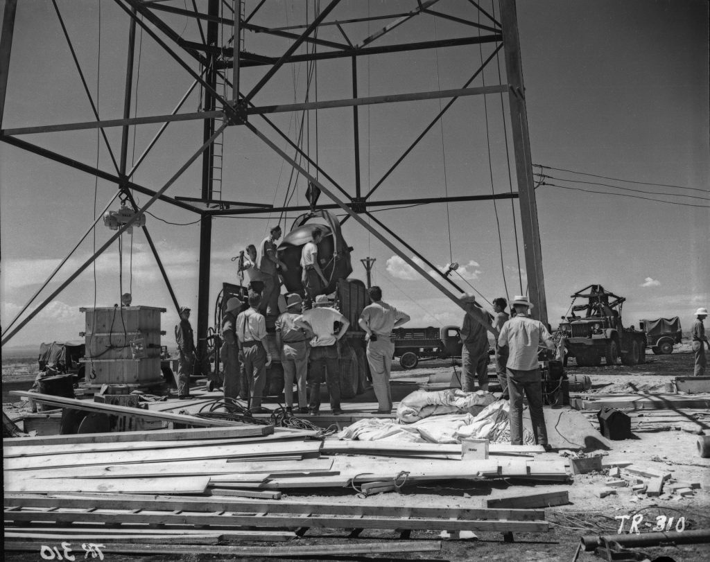 Preparación del «Gadget» para la prueba «Trinity», julio de 1945, Cortesía del US Department of Energy, vía Wikimedia Commons.