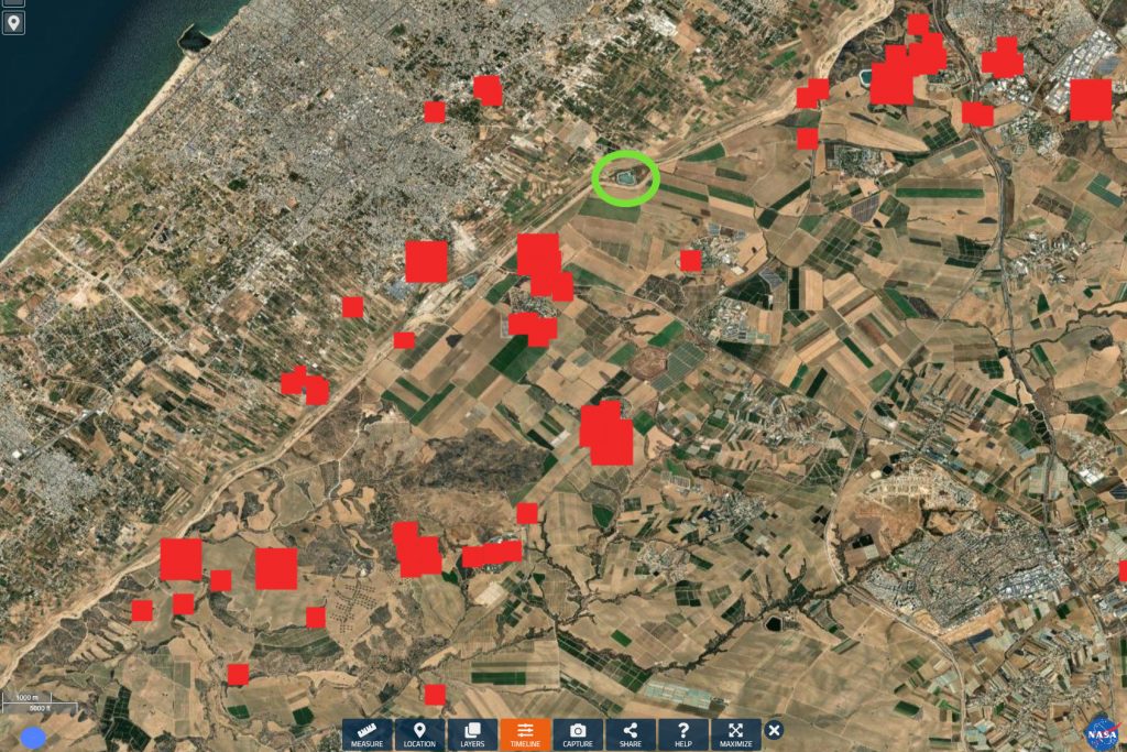 En el círculo verde, la posición de la torre de vigilancia atacada por el dron. Como puede apreciarse, en tanto es una captura de la herramienta FIRMS de la NASA, los incendios en los alrededores en los últimos siete días son numerosos, lo que indica la intensidad con la que los cohetes de Hamás han atacado el territorio israelí y, ya dentro de la Franja, el efecto de los primeros ataques artilleros por parte del Tzahal y la caída de bombas lanzadas por los aviones de la IAF. Fuente - FIRMS.