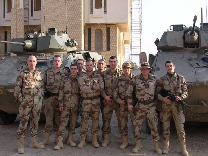 Jinetes del regimiento Farnesio 12 en Irak, 2004. Las fuerzas de caballería ligera se adaptan a los escenarios más exigentes, gracias a su combinación de movilidad, potencia de combate y huella logística. Fuente - RCLAC 12