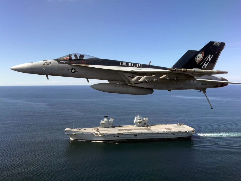 F/A-18E Super Hornet sobrevolando el  HMS Prince of Wales