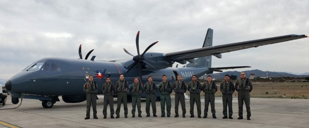 Visita del Grupo 22 del Ejército del Aire y del Espacio al escuadrón de patrulla marítima VP-1 de la Armada de Chile. Fuente: Ejército del Aire y del Espacio