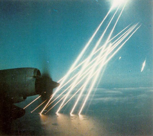 MIRVs de un misil Trident I C-4 lanzado desde el submarino SSBN-657 USS Francis Scott Key. Fotografía tomada desde un P-3 Orion.