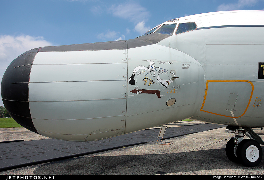 Detalle del abultado radomo del Boeing EC-135E con matrícula 60-0374. Nótese la caricatura resaltando la misión de la aeronave como avión de seguimiento en vuelo de misiles de crucero, así como el mote Bird of Prey. Fuente: Wojtek