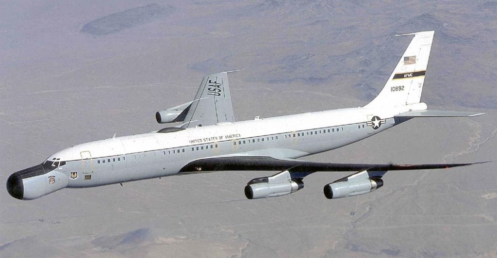  Boeing EC-18B 81-0892. Nótese el ala izquierda pintada de negro para evitar los reflejos en las cámaras instaladas en esa banda. Fuente - USAF.