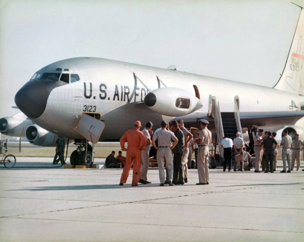 Boeing KC-135A 55-3123 con el pod ALOTS montado en la banda de babor. Nótese el domo de plexiglás encima del avión para el operador encargado del seguimiento manual. Es curioso cómo, a diferencia del RC-135S RIVET Ball no se pintaron los alrededores en negro. Este avión fotografió el lanzamiento del Apolo 7, la reentrada del Apolo 8, y el lanzamiento y reentrada del Apolo 11. Acabó sus días como NKC-135, formando parte del ambicioso programa Airborne Laser Lab. Fuente: David Dunn