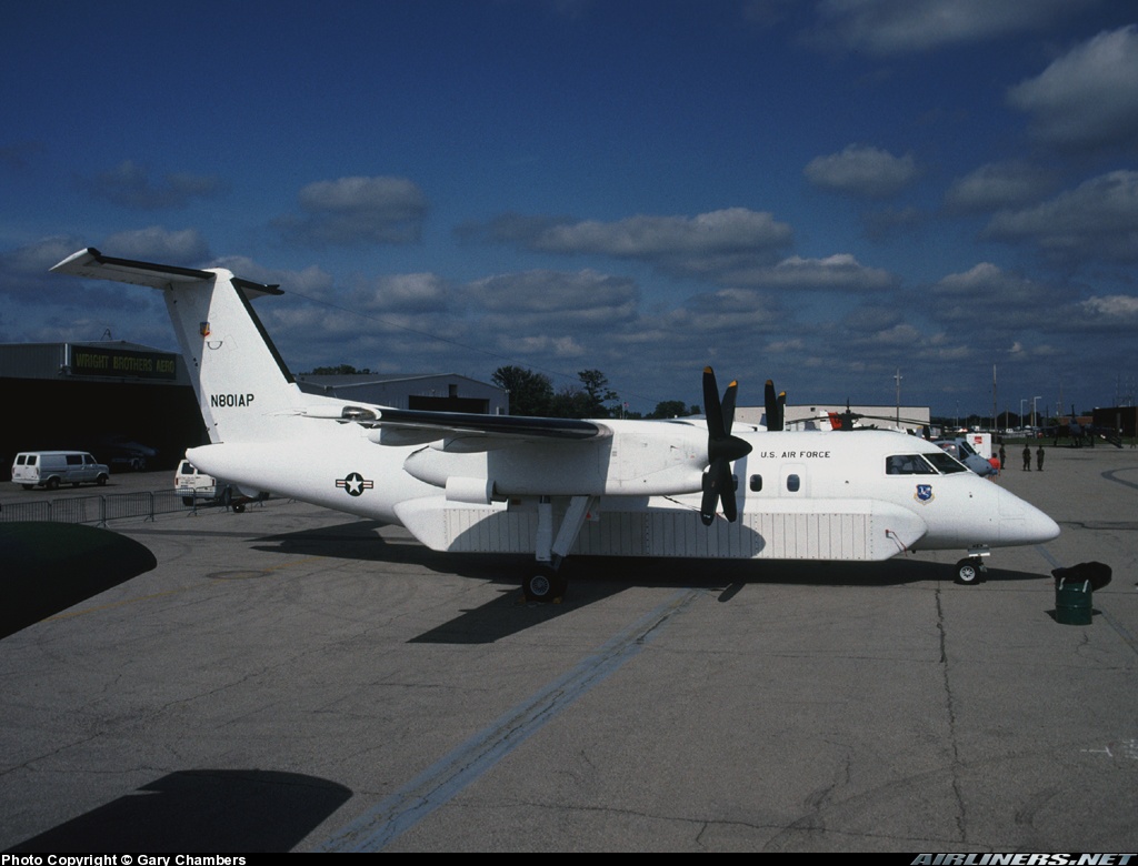 Fotografía de 1992 mostrando todavía la matrícula civil del primero de los dos de Havilland Canada E-9A Widget. Nótese la prominente antena en la banda de estribor para efectuar el seguimiento de los misiles en vuelo