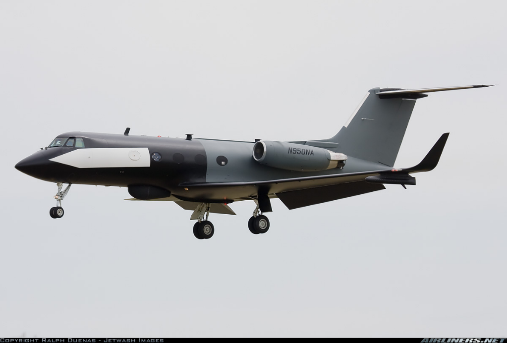 Grumman G-1159 Gulfstream II-SP. Nótese el pod bajo el ala, la silueta blanca del misil pintada sobre fondo negro en el fuselaje y el emulador de la pluma del misil en la ventana