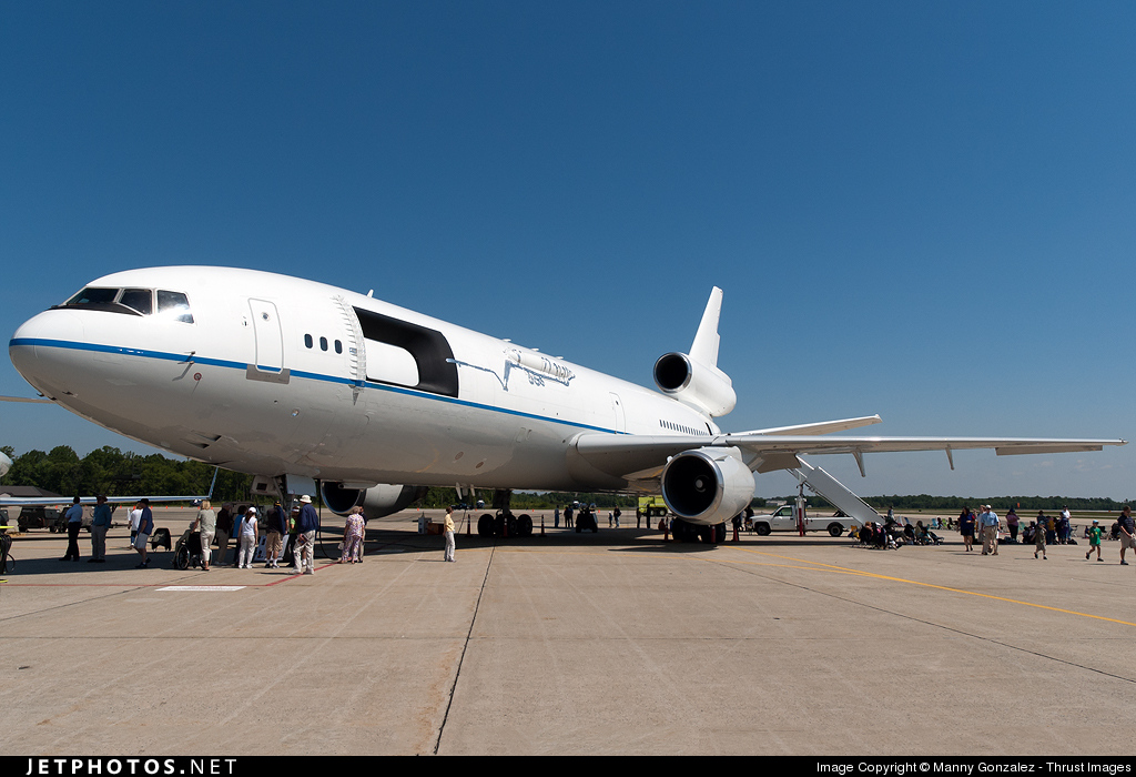 Douglas DC-10-10 N910SF. Nótese la apertura óptica tapada para el sensor y el deflector instalado aguas abajo de la apertura. Actualmente el avión descansa en Davis Monthan AFB