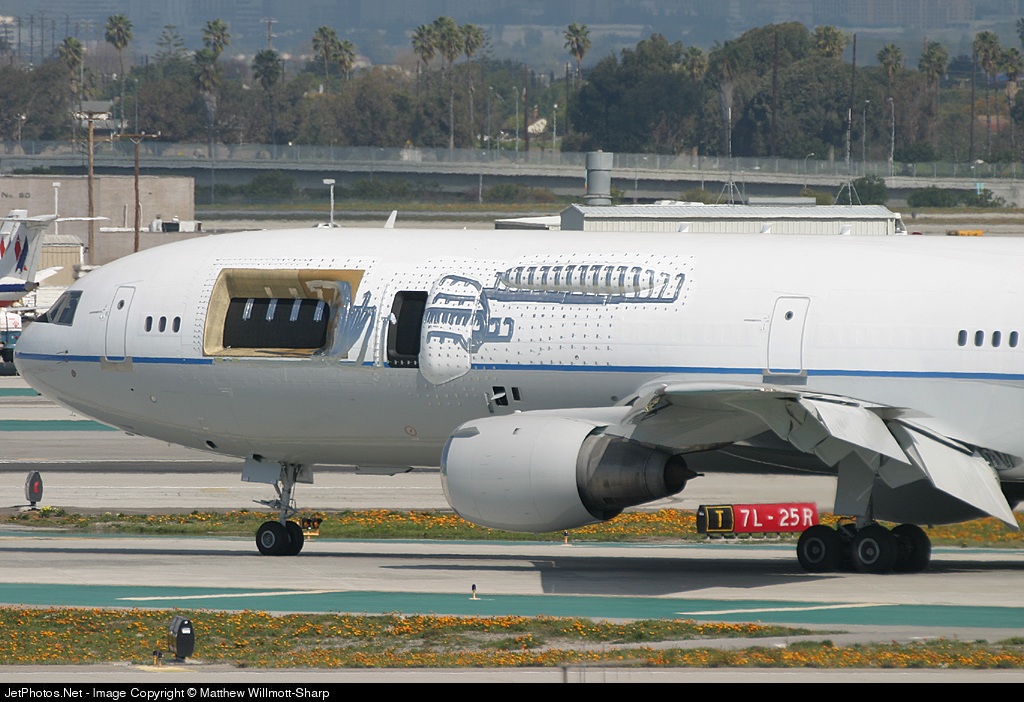 Douglas DC-10-10. Nótese las dos aperturas ópticas tapadas. Aparentemente,