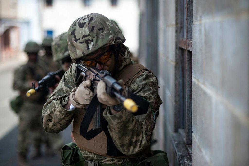 Infantes ucranianos practicando movimiento en el exterior de edificios