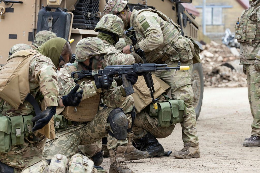 Infantes ucranianos durante un entrenamiento con vehículos blindados