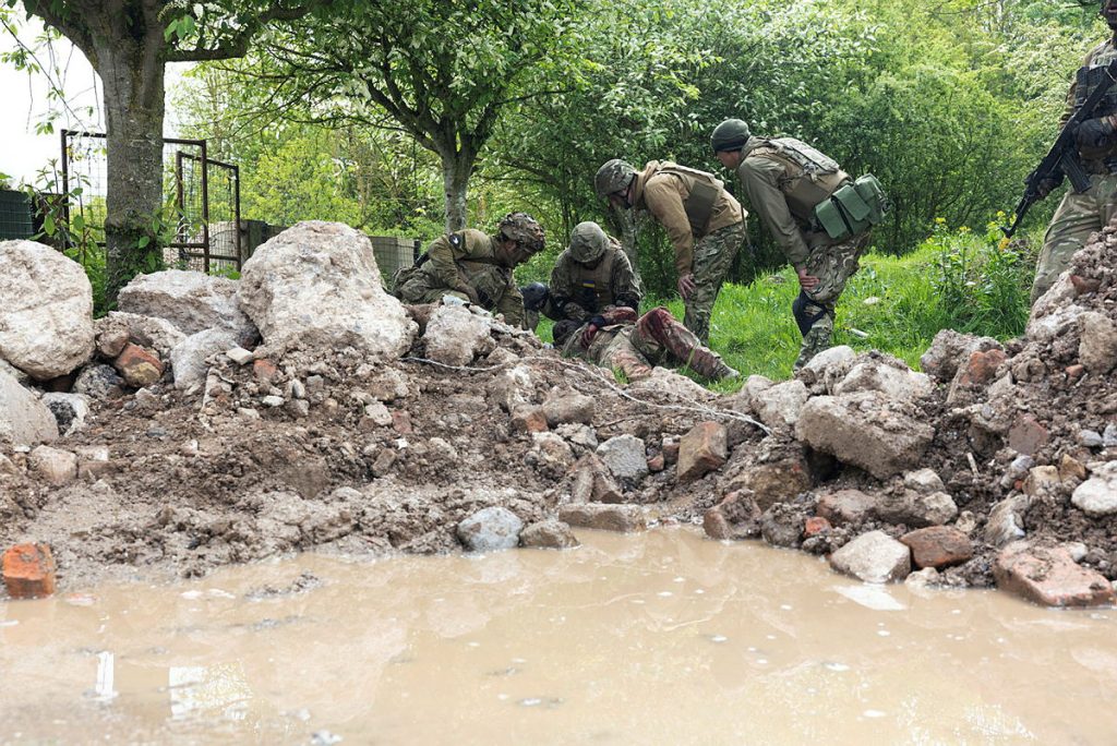 Soldados durante un entrenamiento atendiendo un herido