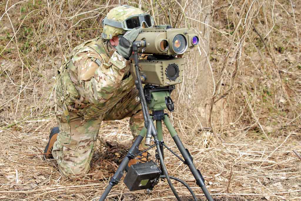 Soldado estadounidense opera con el designador y telémetro láser AN/PED-1 Lightweight Target Designator Rangefinder. 