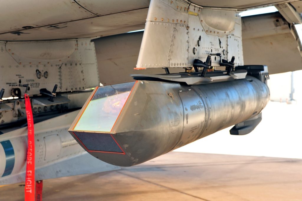 Contenedor de designación de objetivos Sniper ATP de Lockheed Martin montado en una estación subalar de un Fairchild Republic A-10C con base en Davis Monthan. Fuente: USAF / Senior Airman Noah Johnson.