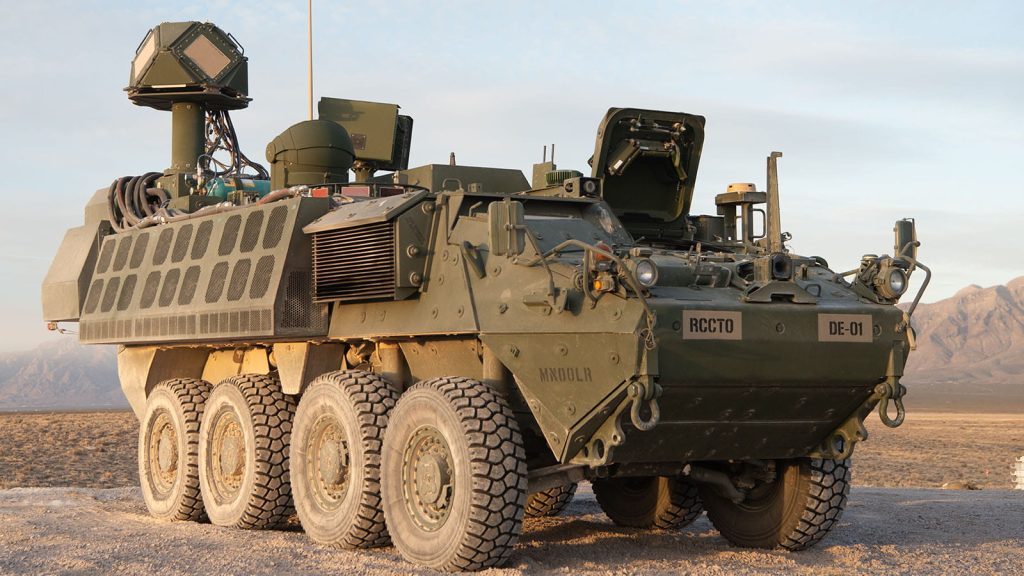 Prototipo sobre vehículo Stryker con el sistema DE M-SHORAD. Nótese el mástil con el radar multimisión Ku720