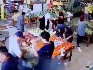 Captura de pantalla de una grabación de CCTV en un supermercado en la que se recoge el momento de la explosión de uno de los "buscas" de Hezbolá afectados por el ataque israelí