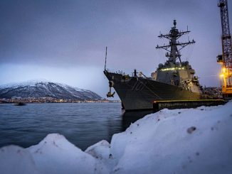 Destructor estadounidense USS Gridley (DDG 101) atracado en Tromso, Noruega. La US Navy ocupará un papel fundamental dentro de la nueva Estrategia para el Ártico 2024 de los Estados Unidos