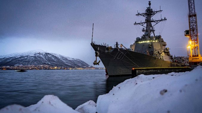 Destructor estadounidense USS Gridley (DDG 101) atracado en Tromso, Noruega. La US Navy ocupará un papel fundamental dentro de la nueva Estrategia para el Ártico 2024 de los Estados Unidos