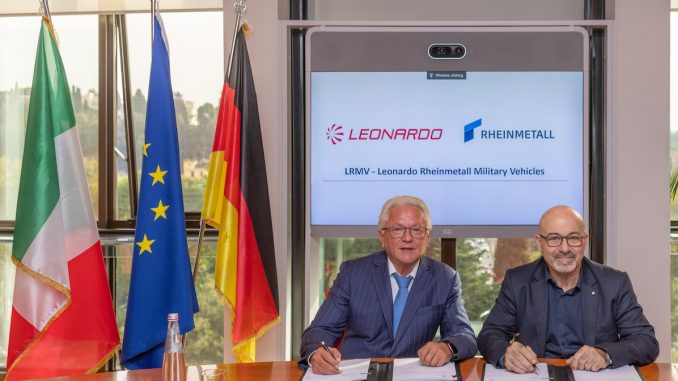 Los CEOs de Rheinmetall y Leonardo durante el acto de constitución de Rheinmetall Military Vehicles (LRMV)