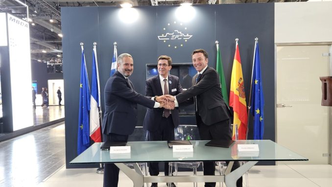 Los CEOs de Navantia (España), Fincantieri (Italia) y Naval Group (Francia), junto con Naviris (Francia/Italia) durante la firma del acuerdo inicial del consorcio que tiene como objetivo regular la ejecución de la segunda fase del Proyecto de Corbeta Modular y Multirrol (MMPC)