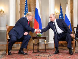 Trump y Putin estrechando sus manos en una imagen de julio de 2018