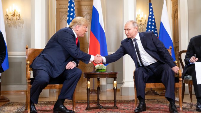 Trump y Putin estrechando sus manos en una imagen de julio de 2018