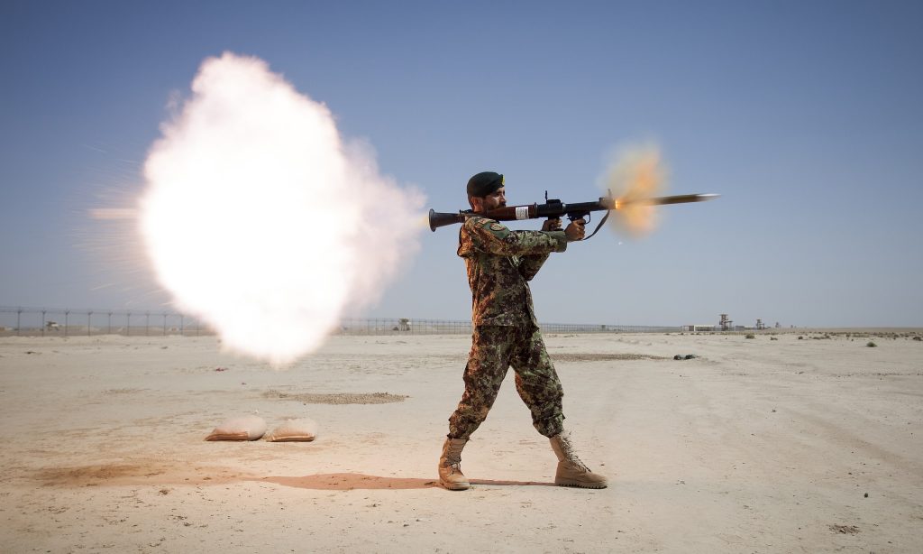 Momento del disparo de un lanzacohetes RPG-7. Podemos apreciar el peligroso rebufo que se produce en la parte trasera del tubo.